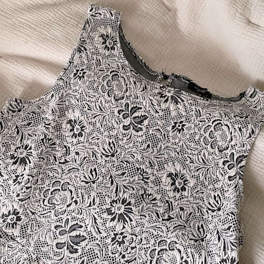 Black and white jacquard print sleeveless peplum top